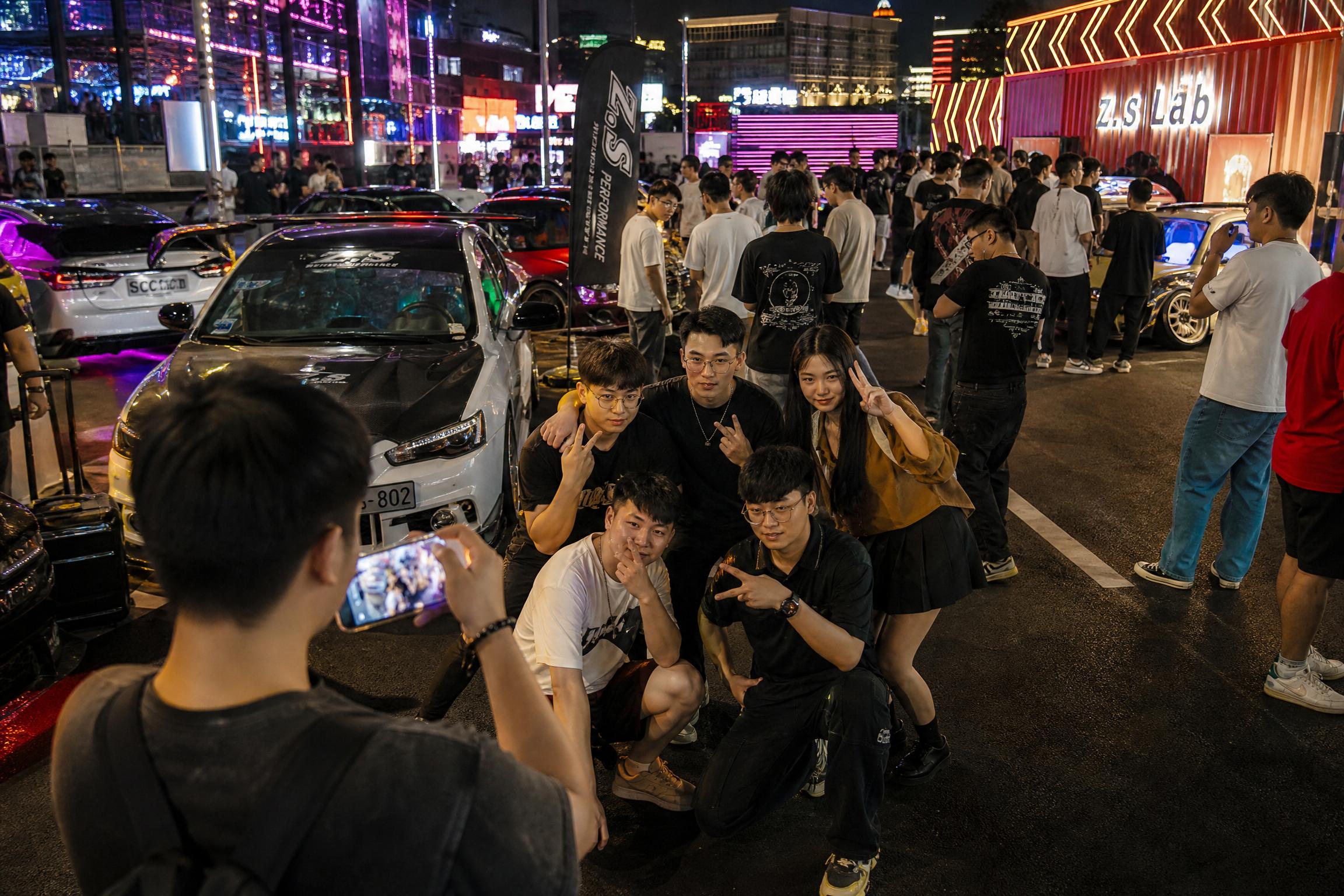 91娱乐专区修车视频展示：91修车视频展示：百辆改装车大集结，场面震撼